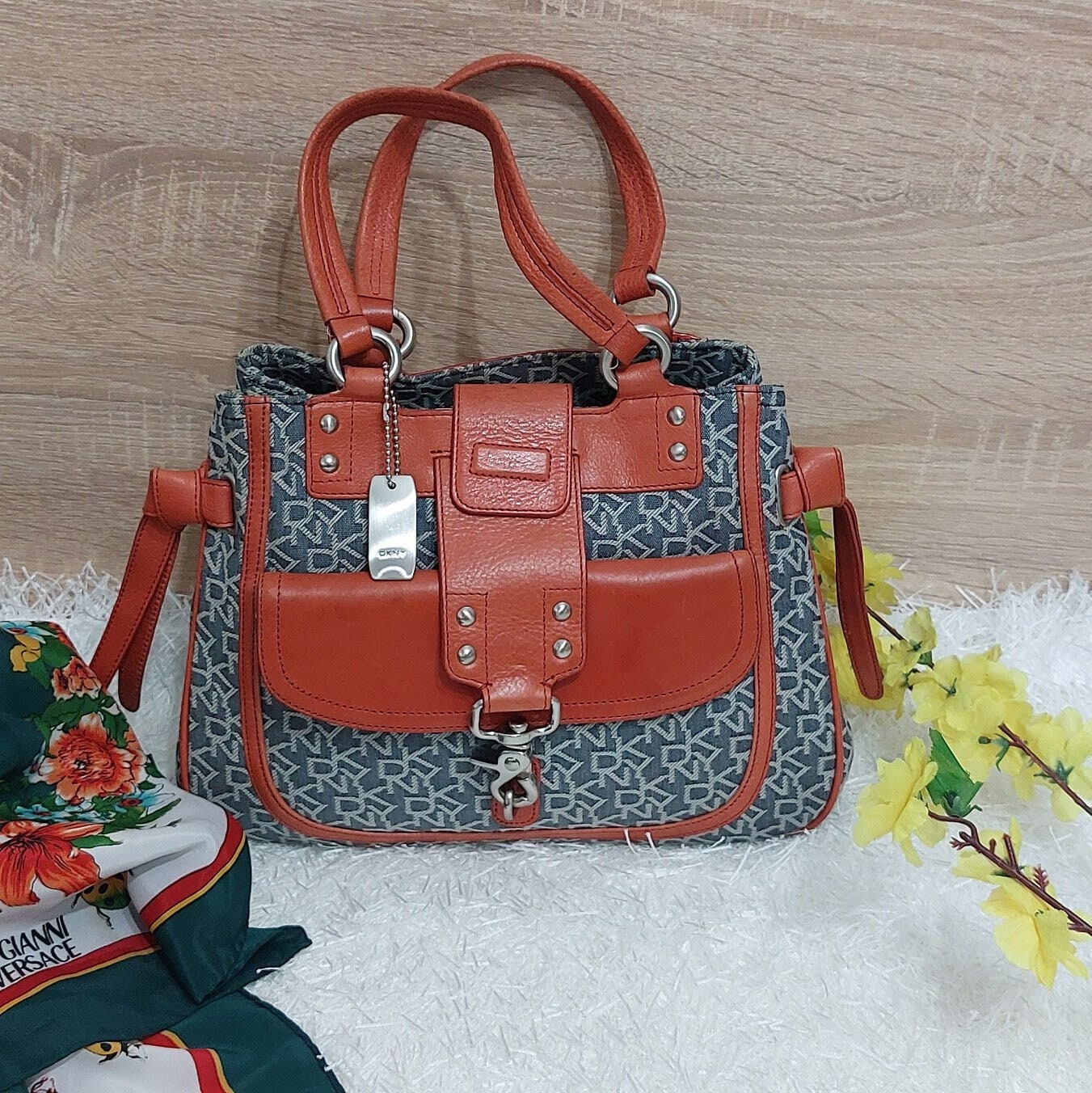 Dkny signature bag deals
