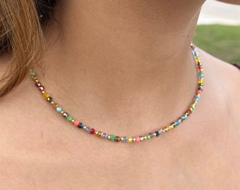 Collier ras de cou/collier avec graines de verre multicolore. Collier de perles colorées. Meilleur ami cadeau