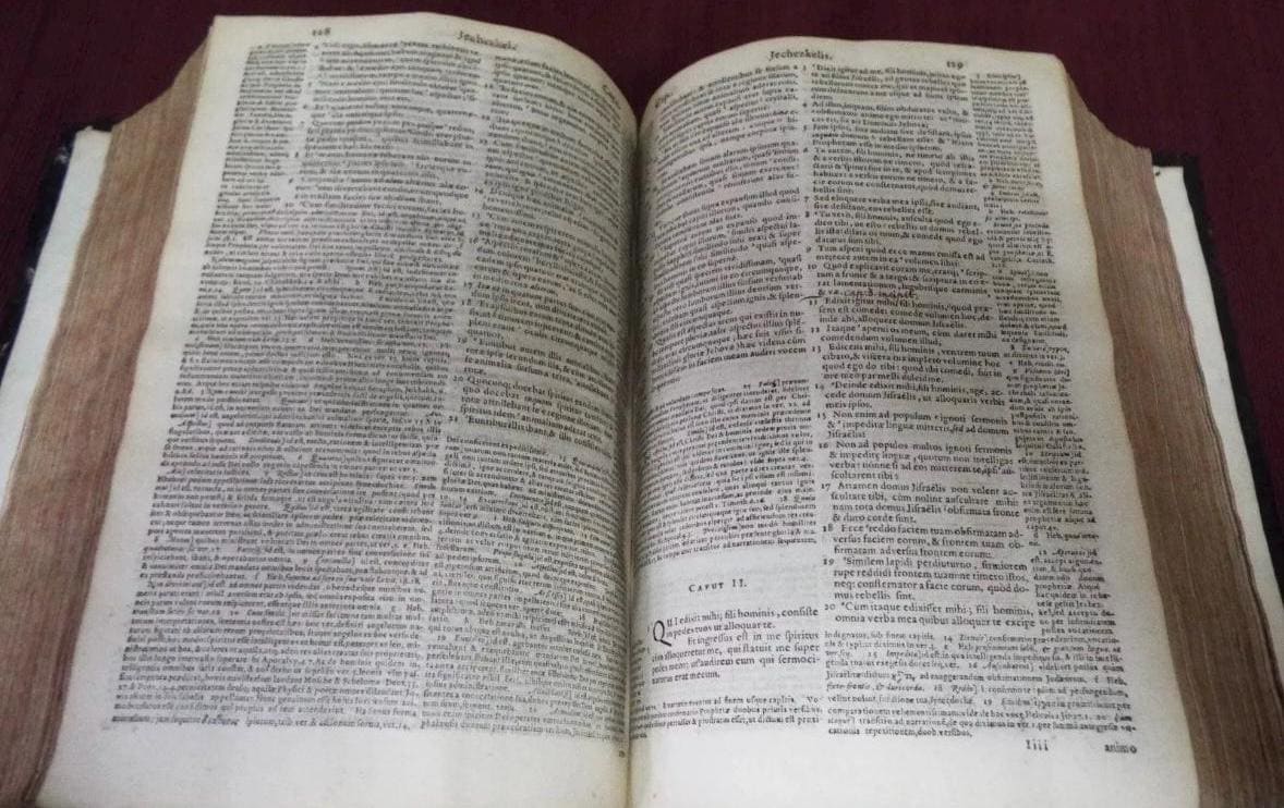 1585 Latin Vulgate Bible - Printed in London by Henry Middleton ...