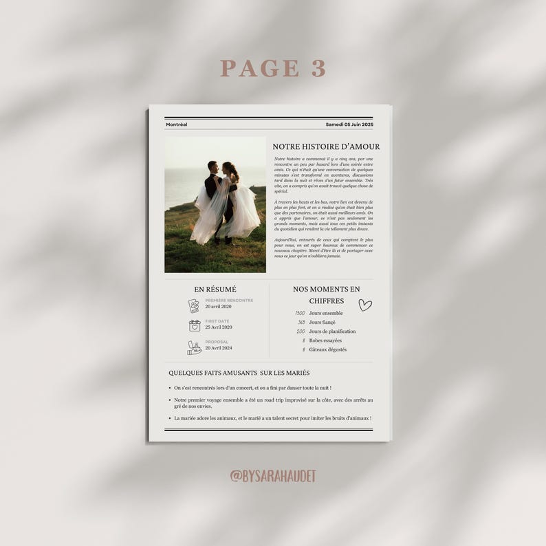 Op de afbeelding: Een pagina met een huwelijksaankondiging met een foto van het paar, een samenvatting van hun relatie en details over hun trouwdag. De pagina is versierd met een hart en een bloemmotief.