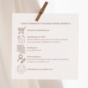 Op de afbeelding: Een roze en witte afbeelding met instructies over het gebruik van een planner sjabloon. De afbeelding bevat pictogrammen voor het kopen, downloaden, dupliceren, aanpassen en downloaden van het sjabloon. De tekst luidt "VOICI COMMENT UTILISER NOTRE MOD&Egrave;LE: Acheter le planificateur T&eacute;l&eacute;charger le PDF (Sur la premi&egrave;re page vous aurez le lien qui donne acc&egrave;s au mod&egrave;le modifiable sur CANVA) Dupliquez: Le mod&egrave;le Canva. Personnalisez: Vous pouvez changer le texte, la police, la grandeur, les photos, les couleurs, etc T&eacute;l&eacute;charger et profitez-en!"