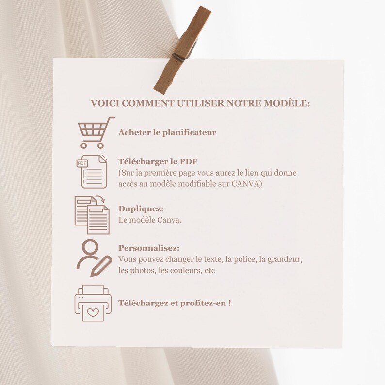 Op de afbeelding: Een roze en witte afbeelding met instructies over het gebruik van een planner sjabloon. De afbeelding bevat pictogrammen voor het kopen, downloaden, dupliceren, aanpassen en downloaden van het sjabloon. De tekst luidt "VOICI COMMENT UTILISER NOTRE MOD&Egrave;LE: Acheter le planificateur T&eacute;l&eacute;charger le PDF (Sur la premi&egrave;re page vous aurez le lien qui donne acc&egrave;s au mod&egrave;le modifiable sur CANVA) Dupliquez: Le mod&egrave;le Canva. Personnalisez: Vous pouvez changer le texte, la police, la grandeur, les photos, les couleurs, etc T&eacute;l&eacute;charger et profitez-en!"