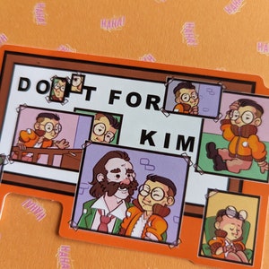 Puede incluir: Una pegatina ilustrada colorida con el texto "Don't For Kim" e imágenes de personas con gafas. La pegatina tiene un marco marrón y un fondo naranja brillante.