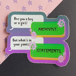 Peut inclure: Un autocollant avec du texte dans des bulles. La bulle supérieure demande "Êtes-vous un garçon ou une fille ?" La bulle inférieure demande "Mais qu'y a-t-il dans votre pantalon ?" Deux rectangles verts indiquent "ARCHIVISTE." et "DÉCLARATIONS."