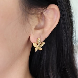 Titanium 3D Flower 18K Gold Earrings, Gold Plated, Hypoallergenic, Implant Grade Titanium Waterproof, Vintage Style, Minimal