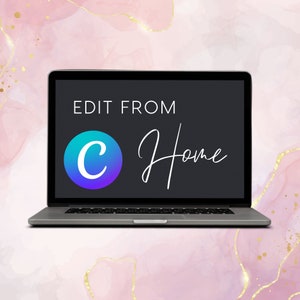 K&ouml;nnte beinhalten: Ein Laptop mit einem schwarzen Bildschirm, auf dem der Text "EDIT FROM Home" und ein blauer Kreis mit einem wei&szlig;en "C" darin zu sehen ist. Der Laptop steht auf einem rosa und goldenen Hintergrund.