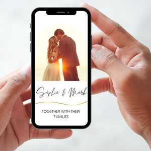 K&ouml;nnte beinhalten: Ein Smartphone-Bildschirm zeigt eine Hochzeitsanzeige mit einem Foto eines Paares, das sich im Sonnenuntergang k&uuml;sst. Der Text lautet "Sophie & Mark Together with their Families".