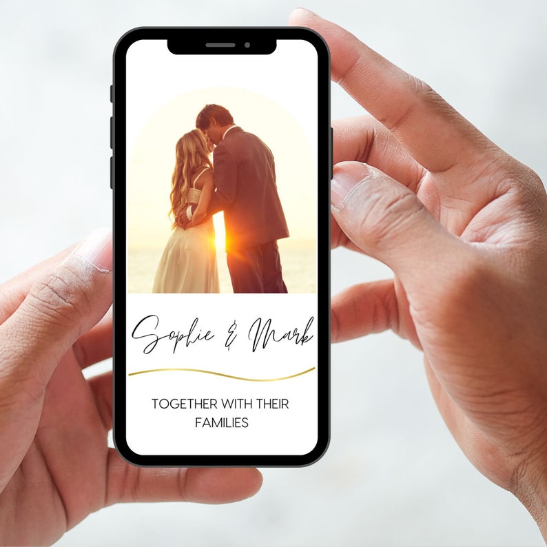 K&ouml;nnte beinhalten: Ein Smartphone-Bildschirm zeigt eine Hochzeitsanzeige mit einem Foto eines Paares, das sich im Sonnenuntergang k&uuml;sst. Der Text lautet "Sophie & Mark Together with their Families".