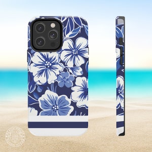 以下が含まれることがあります： 青と白の花柄のスマホケースで、下部に紺色のストライプが入っています。ケースは、カメラの突起があるiPhone用に設計されています。