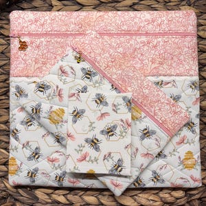 Projekttasche>Graceful Bees>Projekttasche>Gequiltet>Hummel Zipper-Pull>Ganzer Stoff>Frühling>Kreuzstich>Blume>Blume>Ostern>Garten>Bienenstock>Sommer>Bienenwabe