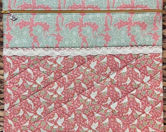 Bolsa de proyecto Songbird Stitches (Tilda) > Acolchado > Tirador de cremallera Songbird/Flor > Tela completa > Punto de cruz > Patchwork > Primavera > Verano > Diseñador