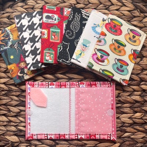 Può includere: Un set di tre tazze in ceramica con finitura opaca e macchiettata. Le tazze sono nei toni del crema, grigio chiaro e grigio scuro. Ogni tazza ha un design semplice e minimalista e un manico arrotondato.