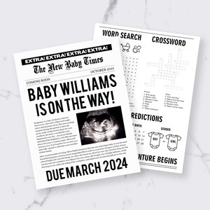 Op de afbeelding: Twee zwart-wit aankondigingskaarten. E&eacute;n lijkt op een krantenkop en kondigt aan "Baby Williams is onderweg!" met een echografiebeeld en een uitgerekende datum in maart 2024. De andere kaart bevat een woordzoeker, kruiswoordraadsel en geslachts voorspellingen.