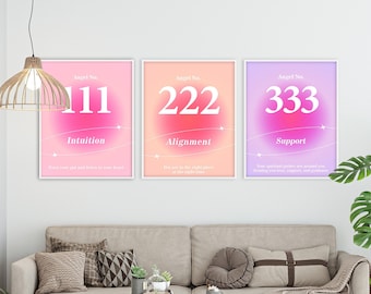 Op de afbeelding: Drie rechthoekige wandposters in witte lijsten met gradiëntachtergronden en witte tekst. De eerste print is roze met 111 en Intuition, de tweede oranje met 222 en Alignment, en de derde paars met 333 en Support.