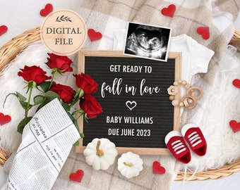 Peut inclure: Un tableau noir avec l'inscription "Get ready to fall in love" et "Baby Williams Due June 2023". Le tableau est entouré de roses rouges, un body blanc, un hochet en bois, des citrouilles blanches et des cœurs rouges.