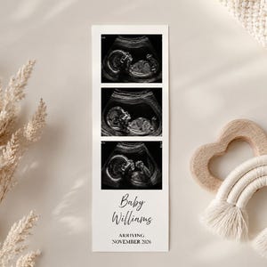 Könnte beinhalten: Eine vertikale weiße Karte mit drei übereinander angeordneten schwarz-weißen Ultraschallbildern eines Fötus. Unter den Bildern steht der Text Baby Williams in Schreibschrift, gefolgt von ARRIVING NOVEMBER 2026 in Serifenschrift.