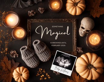 Puede incluir: Anuncio de embarazo con temática de Halloween. La imagen incluye una pizarra con el texto "Something Magical is Brewing Until February 2026", patucos de bebé, calabazas, velas, una calavera y una ecografía.