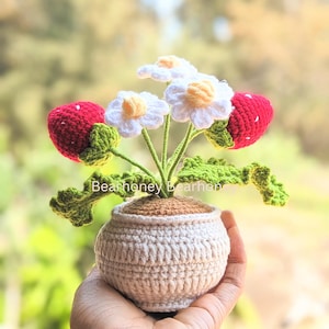 Może przedstawiać: Zestaw trzech ceramicznych kubków z nakrapianym, matowym wykończeniem. Kubki są w odcieniach kremu, jasnoszarym i ciemnoszarym. Każdy kubek ma prosty, minimalistyczny design, idealny do kawy lub herbaty.