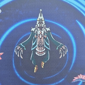 Puede incluir: Una ilustraci&oacute;n gr&aacute;fica de una figura humanoide con cabeza blanca puntiaguda, t&uacute;nicas verde oscuro y manos largas con garras. La figura est&aacute; centrada sobre un fondo azul oscuro con un patr&oacute;n circular azul claro y detalles en color rojo.
