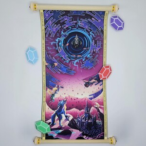 Puede incluir: Un tapiz vertical con una vibrante ilustraci&oacute;n de fantas&iacute;a que muestra un portal oscuro central, una criatura similar a un lobo, un castillo y figuras voladoras. El tapiz est&aacute; enmarcado por varillas de madera clara y cuatro cristales.