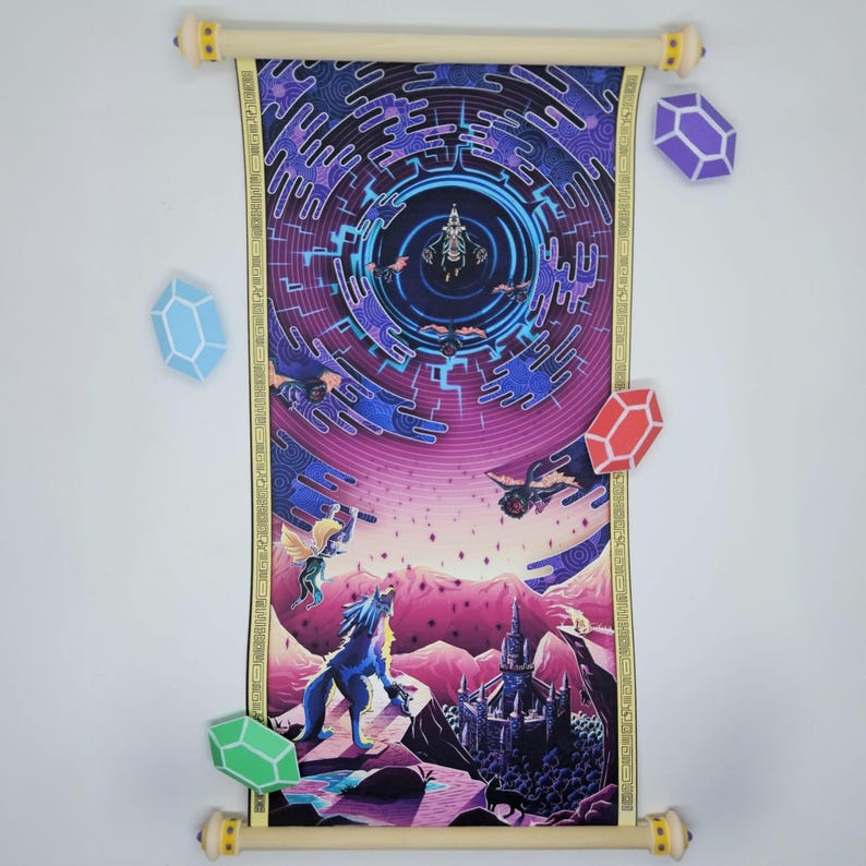 Puede incluir: Un tapiz vertical con una vibrante ilustraci&oacute;n de fantas&iacute;a que muestra un portal oscuro central, una criatura similar a un lobo, un castillo y figuras voladoras. El tapiz est&aacute; enmarcado por varillas de madera clara y cuatro cristales.