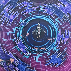 Puede incluir: Una pintura sobre lienzo cuadrada que muestra una figura central con una t&uacute;nica oscura rodeada por cuatro peque&ntilde;as criaturas aladas. El fondo consiste en patrones circulares conc&eacute;ntricos morados y azules con l&iacute;neas cian brillantes.