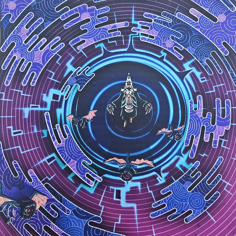 Puede incluir: Una pintura sobre lienzo cuadrada que muestra una figura central con una t&uacute;nica oscura rodeada por cuatro peque&ntilde;as criaturas aladas. El fondo consiste en patrones circulares conc&eacute;ntricos morados y azules con l&iacute;neas cian brillantes.