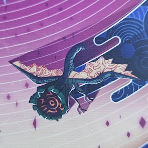 Puede incluir: Una ilustraci&oacute;n estilizada de una criatura de color verde oscuro con alas que presentan un patr&oacute;n circular en tonos beige y rojo. La criatura tiene una cabeza circular similar a un engranaje con marcas naranjas sobre un fondo de c&iacute;rculos conc&eacute;ntricos morados y azules.
