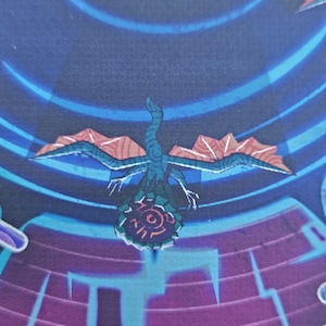 Puede incluir: Una ilustraci&oacute;n gr&aacute;fica que presenta una criatura alada de color verde azulado con una cola larga, centrada sobre un emblema circular con marcas rojas. El fondo consta de anillos azules conc&eacute;ntricos y una estructura morada en cuadr&iacute;cula.
