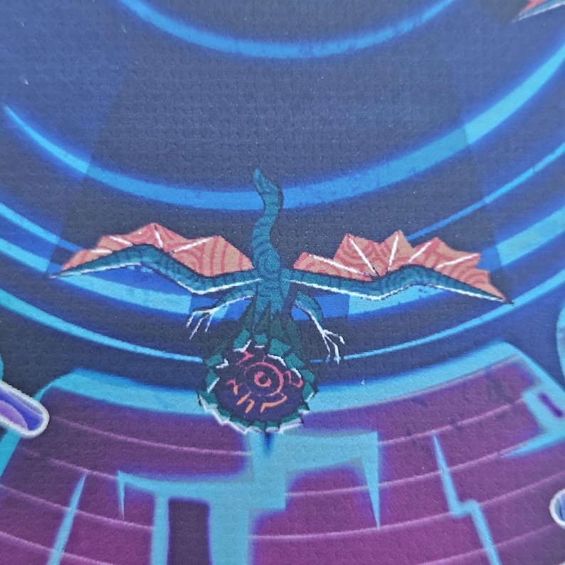 Puede incluir: Una ilustraci&oacute;n gr&aacute;fica que presenta una criatura alada de color verde azulado con una cola larga, centrada sobre un emblema circular con marcas rojas. El fondo consta de anillos azules conc&eacute;ntricos y una estructura morada en cuadr&iacute;cula.
