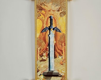 Puede incluir: Un tapiz vertical con una ilustración central de una espada plateada con empuñadura y alas azul oscuro, sobre un fondo de bosque dorado con un rostro de árbol, pequeñas criaturas del bosque y partículas de luz, sostenido por varas de madera.