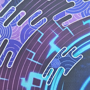 Puede incluir: Un estampado gr&aacute;fico con fondo negro y morado oscuro con formas abstractas superpuestas. El dise&ntilde;o incorpora l&iacute;neas de color cian brillante tipo ne&oacute;n y patrones circulares, con contornos blancos que definen los bordes de las formas oscuras y fluidas.