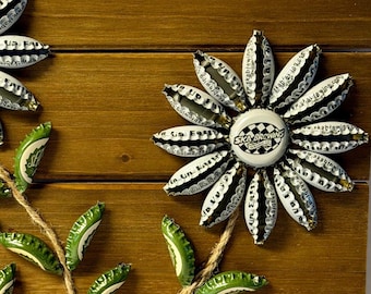 手作りのアップサイクルビール瓶のキャップを使った木板フラワーアート