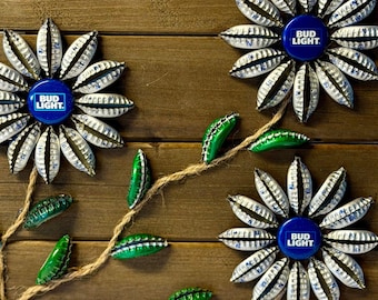 手作りのアップサイクルビール瓶のキャップを使った木板フラワーアート