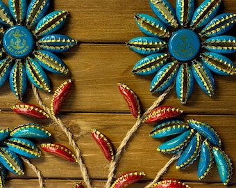 手作りのアップサイクルビール瓶のキャップを使った木板フラワーアート