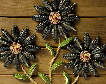 手作りのアップサイクルビール瓶のキャップを使った木板フラワーアート