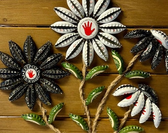 手作りのアップサイクルビール瓶のキャップを使った木板フラワーアート