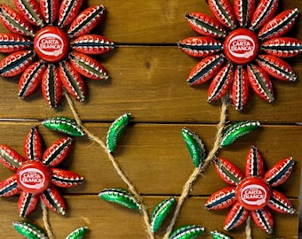 手作りのアップサイクルビール瓶のキャップを使った木板フラワーアート