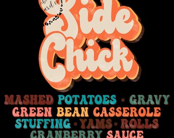 Könnte beinhalten: Eine Grafik im Retro-Stil mit dem Text "Side Chick" in orangefarbenen und braunen Buchstaben. Unter dem Text befindet sich eine Liste von Beilagen: Kartoffelpüree, Soße, grüner Bohnenauflauf, Füllung, Süßkartoffeln, Brötchen, Preiselbeer-Soße und Kürbiskuchen.