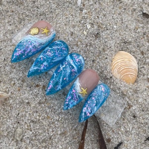 Ocean beach press on nails with starfish and shell.  Medium stiletto in pic.