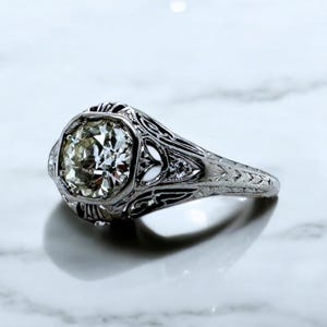 Antique Art Deco 0.85 Carat Diamond Platinum Engagement Ring