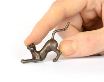 Scultura in bronzo di un gatto accovacciato: statuetta in miniatura di un animale, ornamento per bonsai