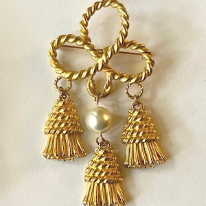 Vintage Gold Tone Celtic Brooch: Twisted Rope, Faux Pearl & Thistle Tassels