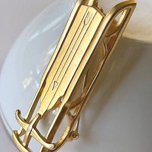 Sled Lapel Pin Brooch Coldwater Creek Vintage gold tone with arrow Christmas gift jewelry for women classic snow winter jewelry with arrow