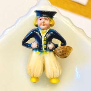 Vintage 1930s Celluloid Brosche: Junge mit Korb Anstecknadel