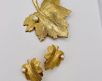 Parure de bijoux Sarah Coventry, broche en forme de feuille, broche blanche en fausses perles, boucles d'oreilles clip Sarah Coventry Whispering LEAF, épingle 1967 feuilles d'or vintage