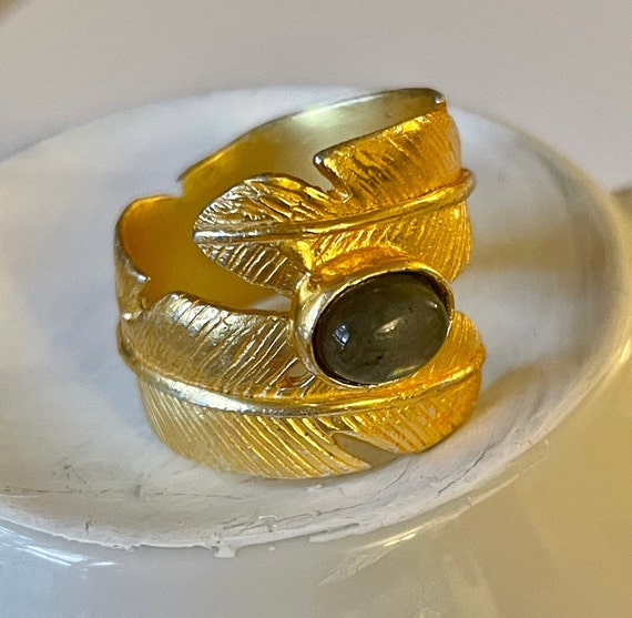 Gold feather ring with - Gem