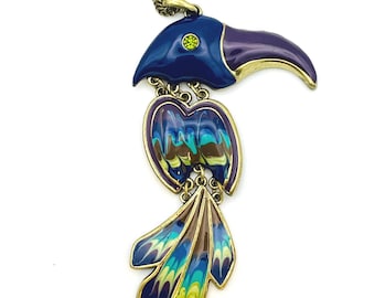 Colar divertido com pingente de pássaro esmaltado em corrente longa, pássaro tropical em roxo, azul e verde - Colar de pássaro