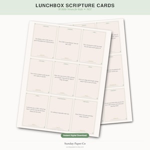 Op de afbeelding: Een stapel Lunchbox Scripture Cards met 30 Bijbelverzen voor kinderen. De kaarten zijn beige met een groene rand en tekst. De bovenkant van de afbeelding leest "LUNCHBOX SCRIPTURE CARDS" en "30 Bible Verses for Kids • NLT". De onderkant leest "Instant Digital Download" en "Sunday Paper Co".