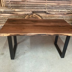 Mesa de comedor/cocina de nogal Live Edge de 5&#39; - Mesa de epoxi de madera maciza - Patas de metal de tubo cuadrado - Madera dura local combinada con libro